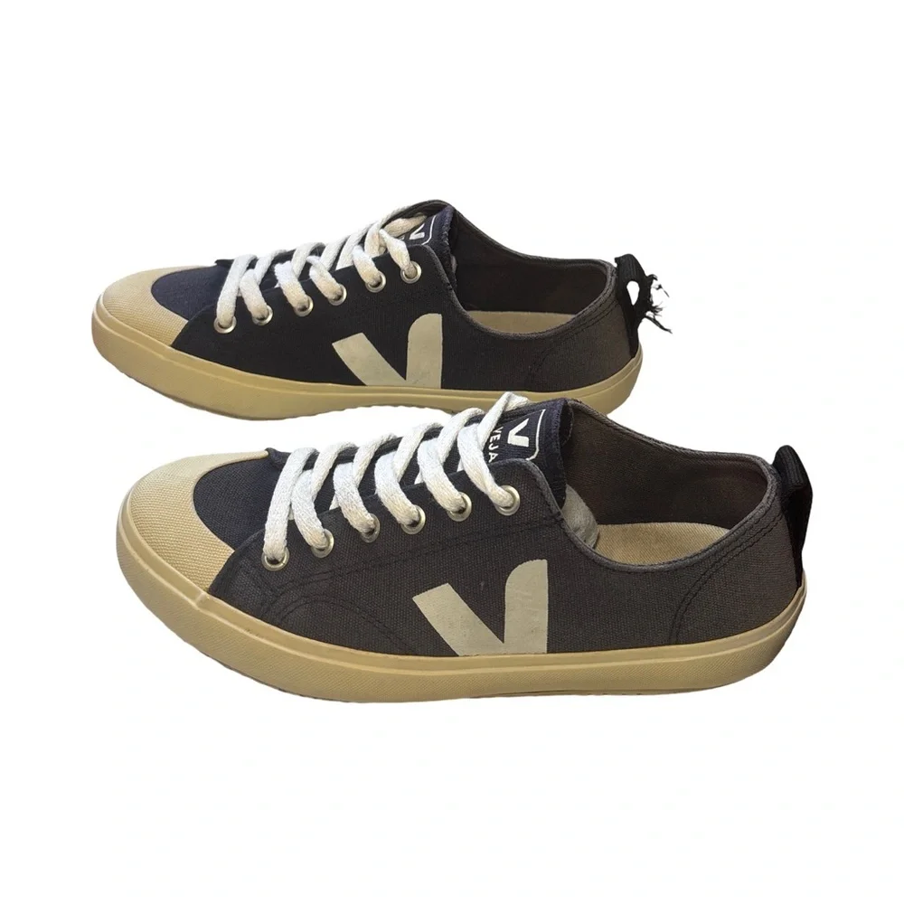 Veja Black and Cream Women's low top Sneakers Nova T4 Size 6